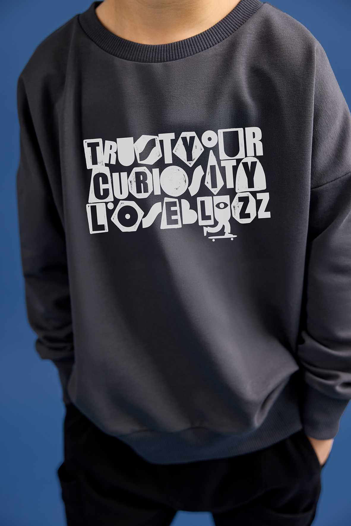 Grafito spalvos megztukas “Trust”